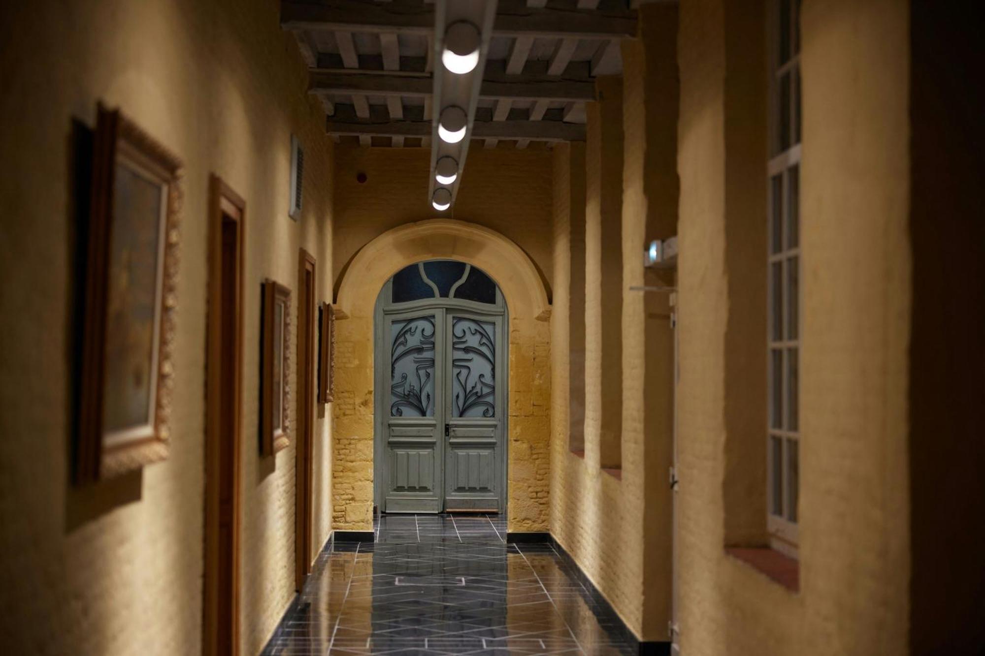L'Hermitage Gantois, Autograph Collection Lille Kültér fotó A corridor in the museum