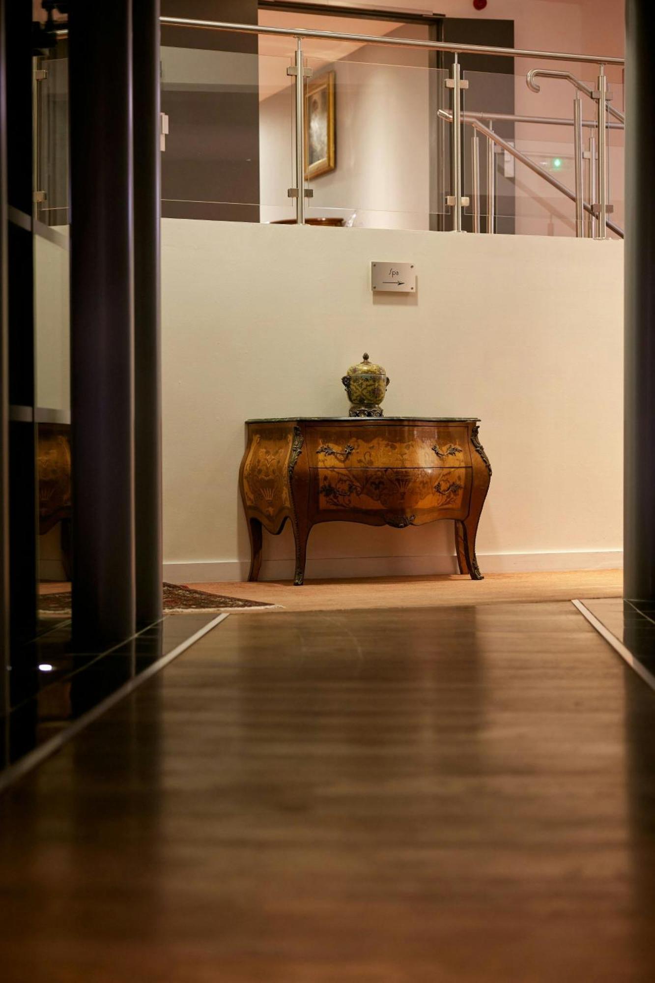L'Hermitage Gantois, Autograph Collection Lille Kültér fotó A console table