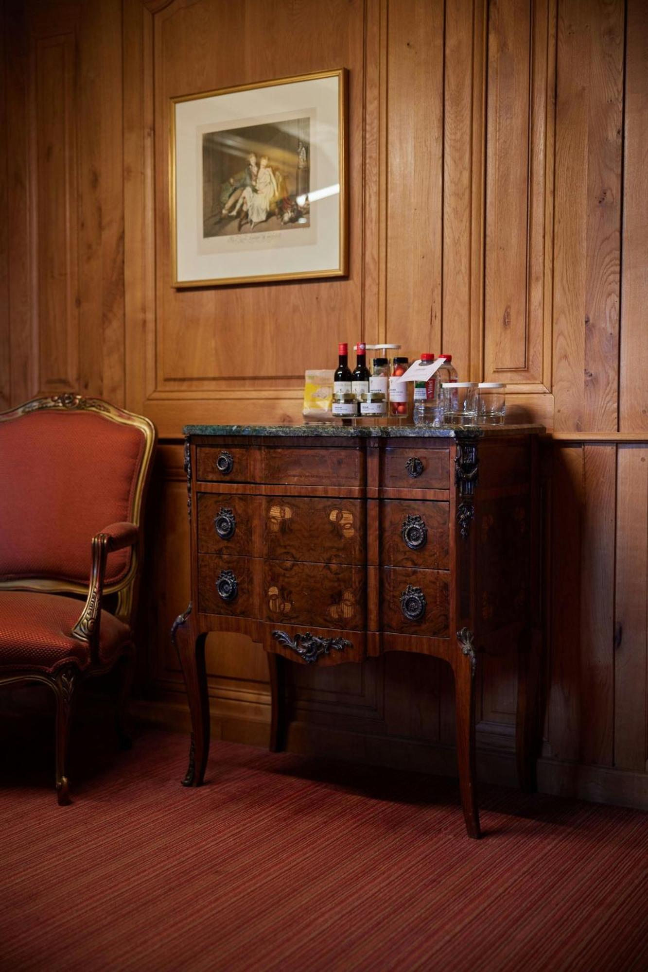 L'Hermitage Gantois, Autograph Collection Lille Kültér fotó A small bar in a hotel room